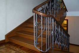 Деревянная лестница на монолитную основу. Изготовление кованных перил в Наро-Фоминске